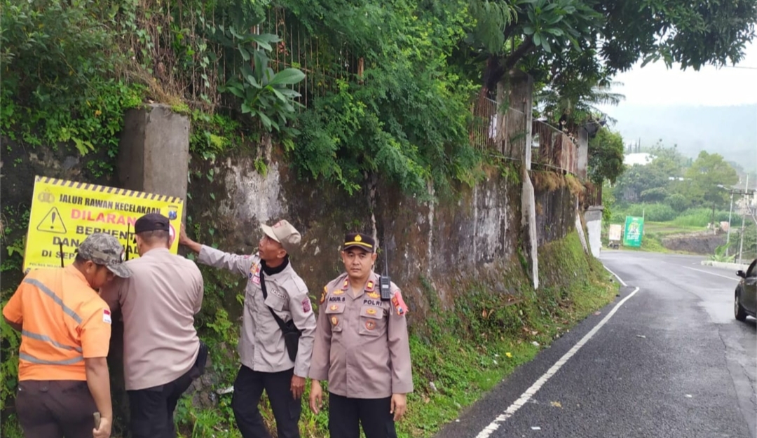 Liburan Tahun Baru, Polres Mojokerto Pasang Rambu Rawan Laka dan Longsor Jalur Puncak