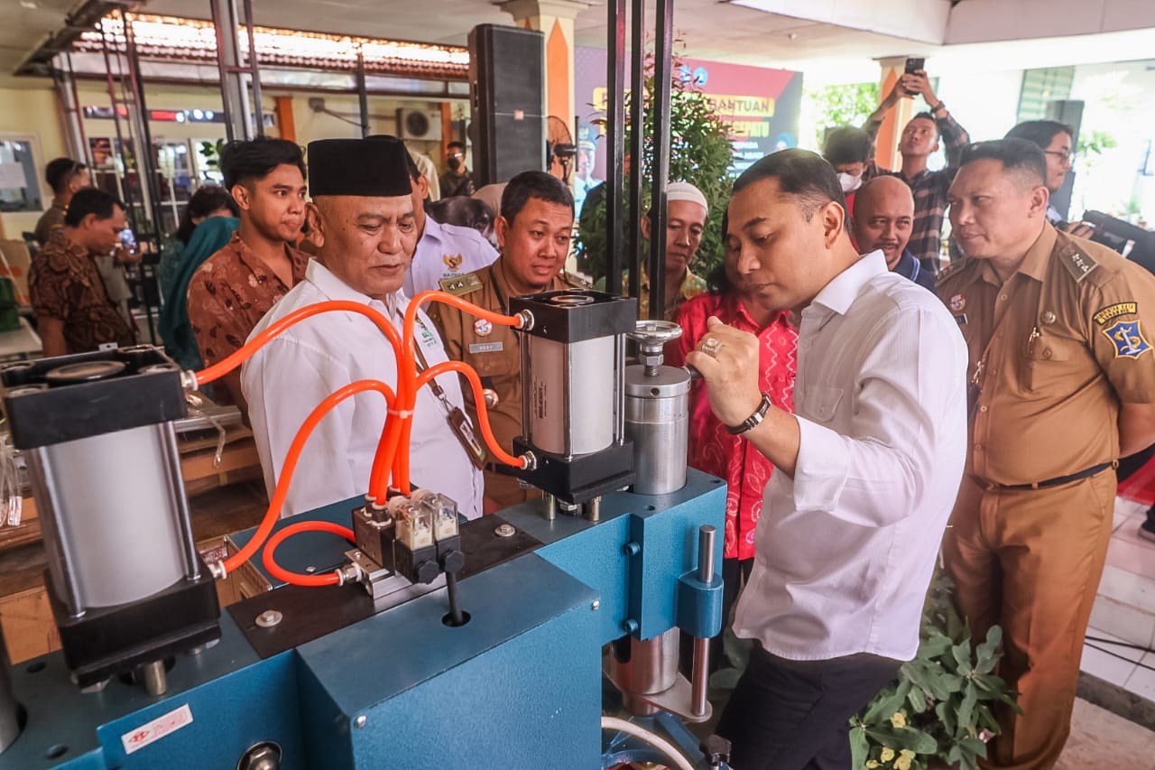 Pengrajin Sepatu Tambak Osowilangun Terima Bantuan Peralatan