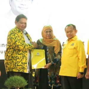 Rekom Diserahkan Airlangga, Khofifah Resmi Cagub Jatim 2024 dari Partai Golkar