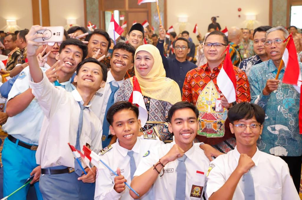 Tahun 2023, Dinas Pendidikan Jatim Torehkan Prestasi Prestisius, Khofifah : Harus Dijaga