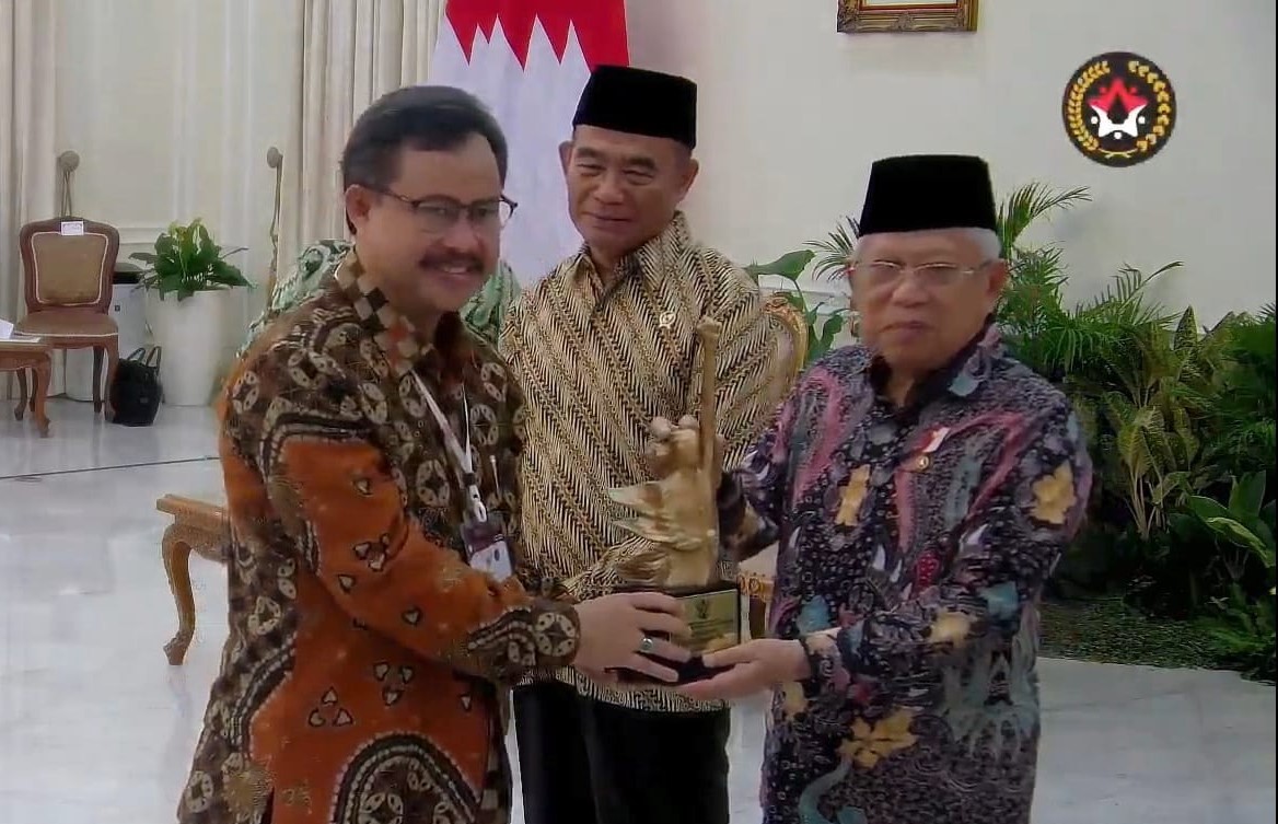 Pemkot Surabaya Terima Anugerah Revolusi Mental 2023