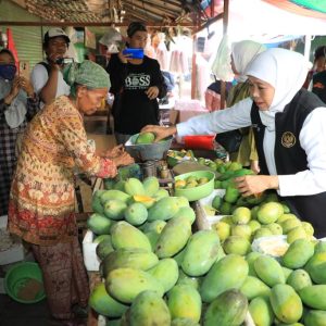Jelang Tutup Tahun 2023, Gubernur Tinjau Pasar Lama Krian, Bahan Pokok Aman dan Cenderung Turun