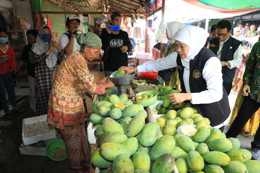 Jelang Tutup Tahun 2023, Gubernur Tinjau Pasar Lama Krian, Bahan Pokok Aman dan Cenderung Turun