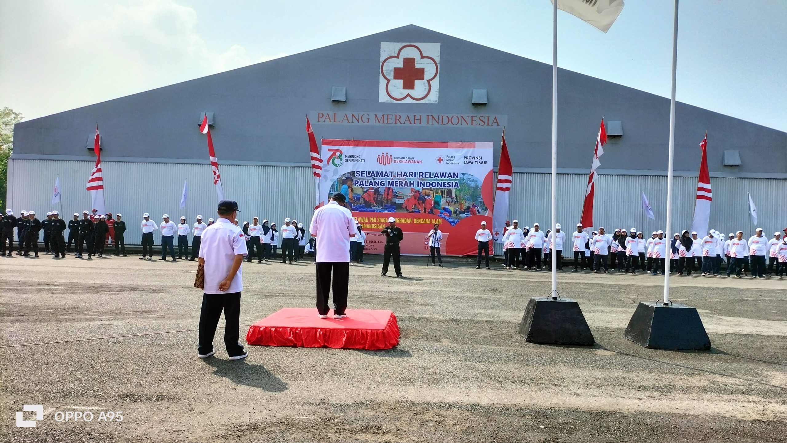 Di Hari Relawan, PMI Jatim Serahkan Penghargaan Kepada 5 Relawan