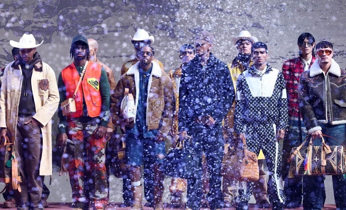 Kreasi Busana Pharrell Williams dalam Ajang Men’s Fashion Week di Paris