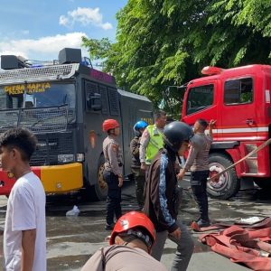 Dibantu Warga Palu, Tim SAR Ditsamapta Polda Sulteng Padamkan Api