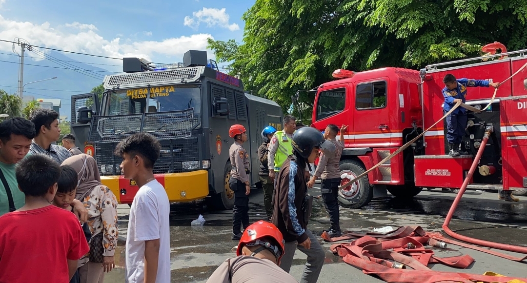 Dibantu Warga Palu, Tim SAR Ditsamapta Polda Sulteng Padamkan Api