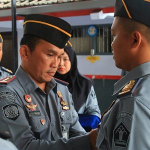 Kalapas Banyuwangi Sematkan Pin WBK Secara Simbolis Kepada Jajarannya