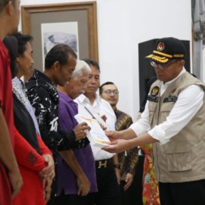 Menko PMK Muhadjir Effendy Serahkan Bantuan Korban Gempa Sumedang Menko PMK Muhadjir Effendy Serahkan Bantuan Korban Gempa Sumedang