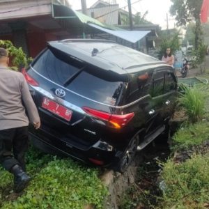 Mobil Dinas Plat Merah Asal Blitar Terperosok ke Selokan di Kediri