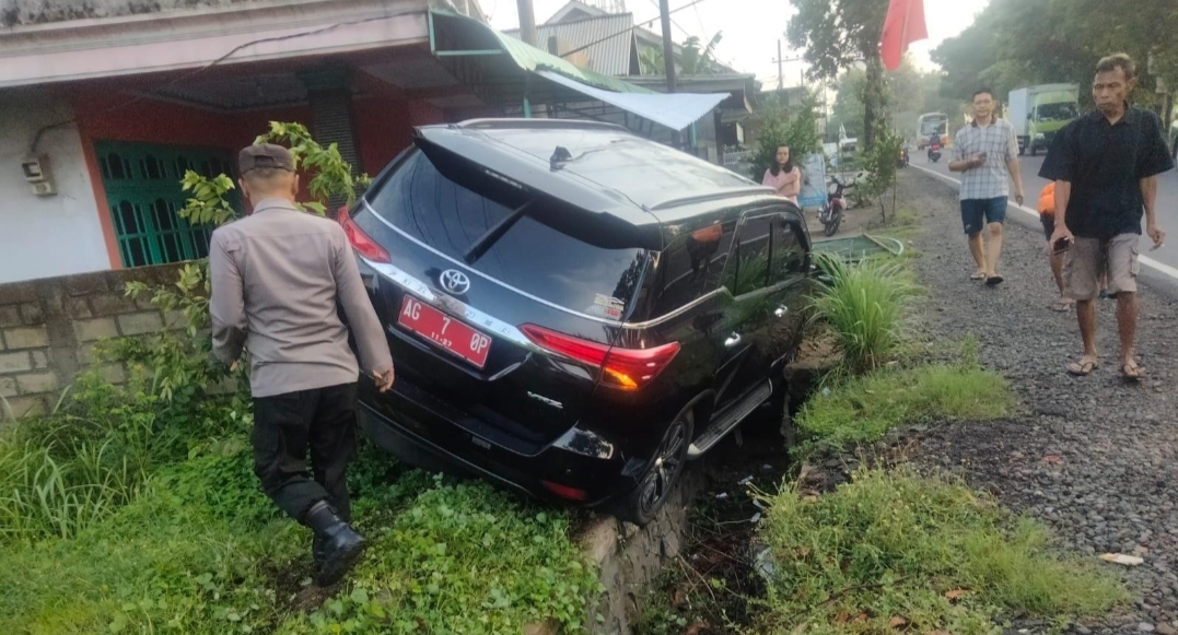 Mobil Dinas Plat Merah Asal Blitar Terperosok ke Selokan di Kediri