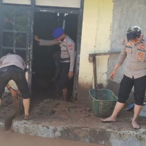Pasca Banjir di Tiga Desa, Polisi dan Warga Gotong Royong Bersihkan Lumpur