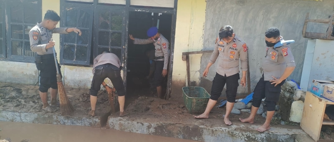 Pasca Banjir di Tiga Desa, Polisi dan Warga Gotong Royong Bersihkan Lumpur