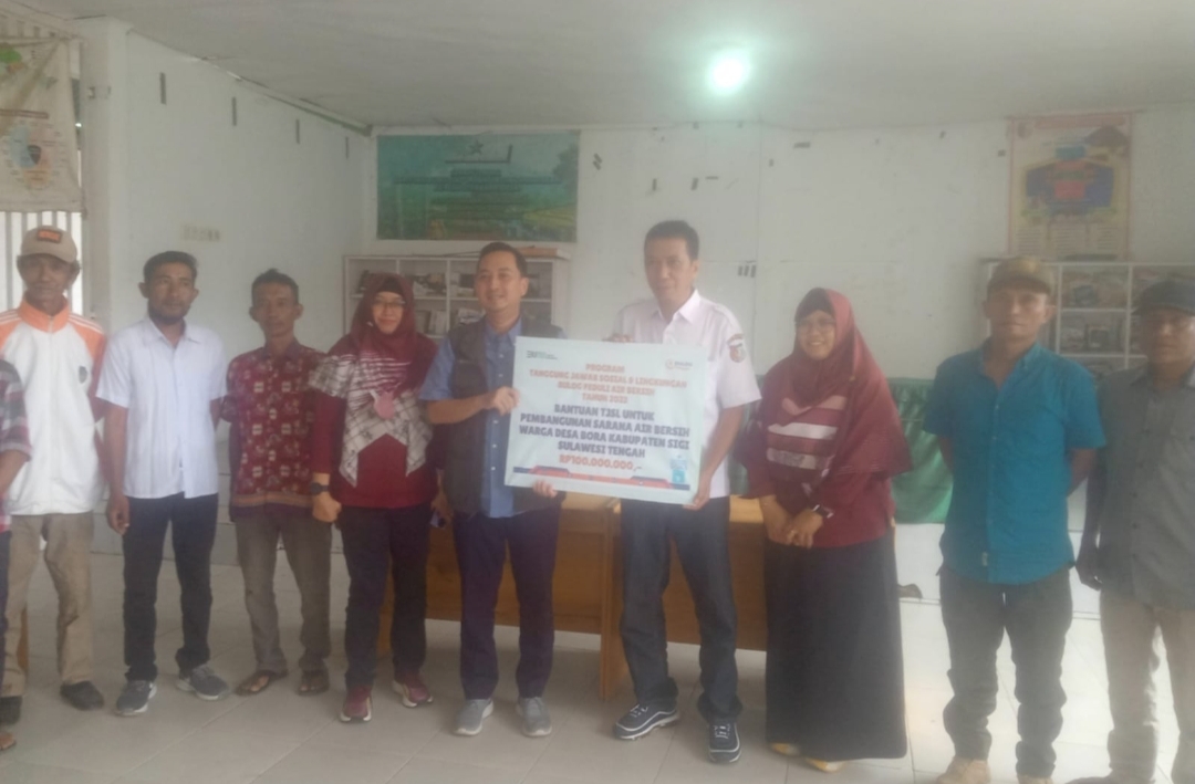 Perum Bulog Berikan Bantuan Peduli Air Bersih ke Desa Bora