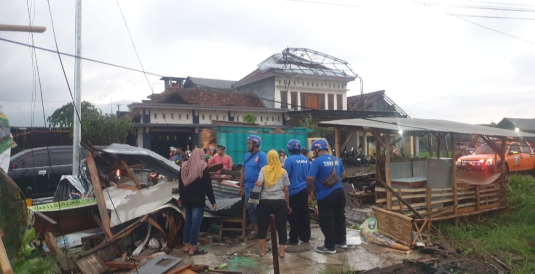 Cuaca Ekstrem Aduk-aduk Ponorogo, Belasan Bangunan Berantakan