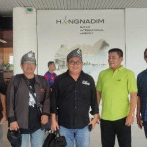 Tiba di Batam Hadiri Rapimprov I SMSI Kepri, Ketum SMSI Firdaus Dipakaikan Tanjak Melayu Tiba di Batam Hadiri Rapimprov I SMSI Kepri, Ketum SMSI Firdaus Dipakaikan Tanjak Melayu