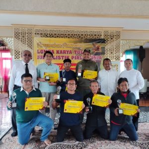 Ahmad Riyadh Serahkan Hadiah Lomba Karya Jurnalistik Piala Dunia U-17 Indonesia 2023