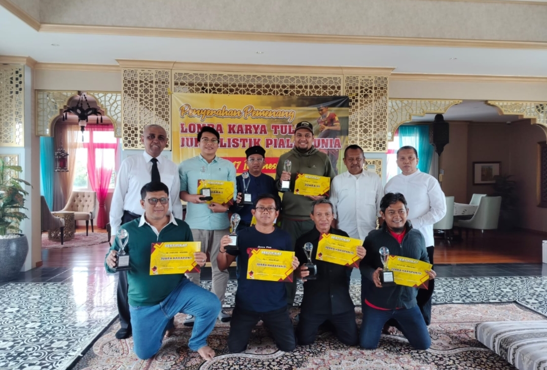 Ahmad Riyadh Serahkan Hadiah Lomba Karya Jurnalistik Piala Dunia U-17 Indonesia 2023