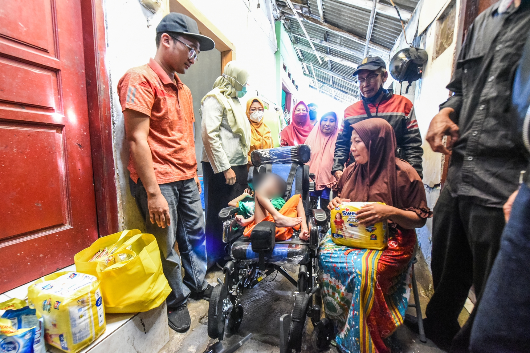 Bocah Tomy Penderita Cerebral Palsy Asal Dinoyo Surabaya dapat Bantuan Kursi Roda Adaptif