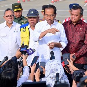 Jokowi: Kenaikan Gaji ASN, TNI, Polri Diputuskan atas Pertimbangan Kondisi Ekomi Negara Jokowi: Kenaikan Gaji ASN, TNI, Polri Diputuskan atas Pertimbangan Kondisi Ekomi Negara