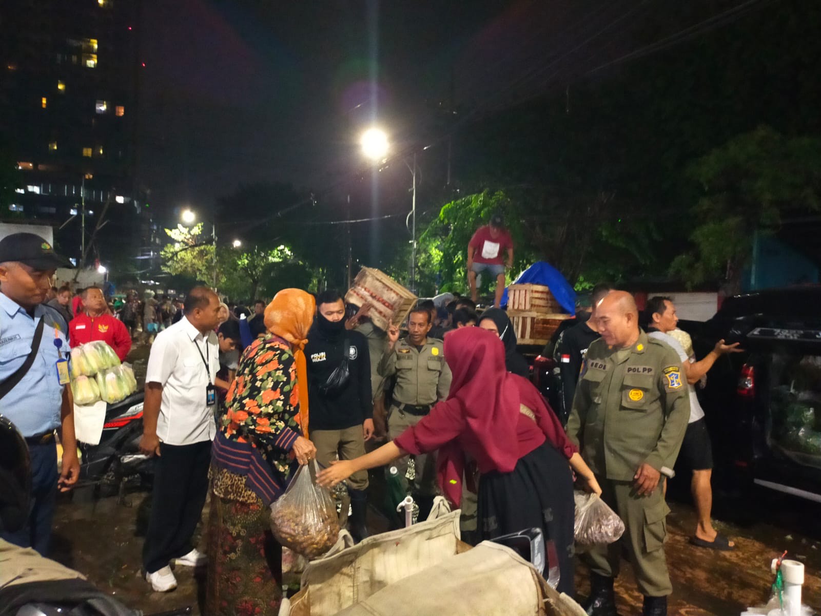 Setelah Disentil Satpol PP, PD Pasar Akhirnya Tertibkan Pedagang di Halaman Pasar Keputran