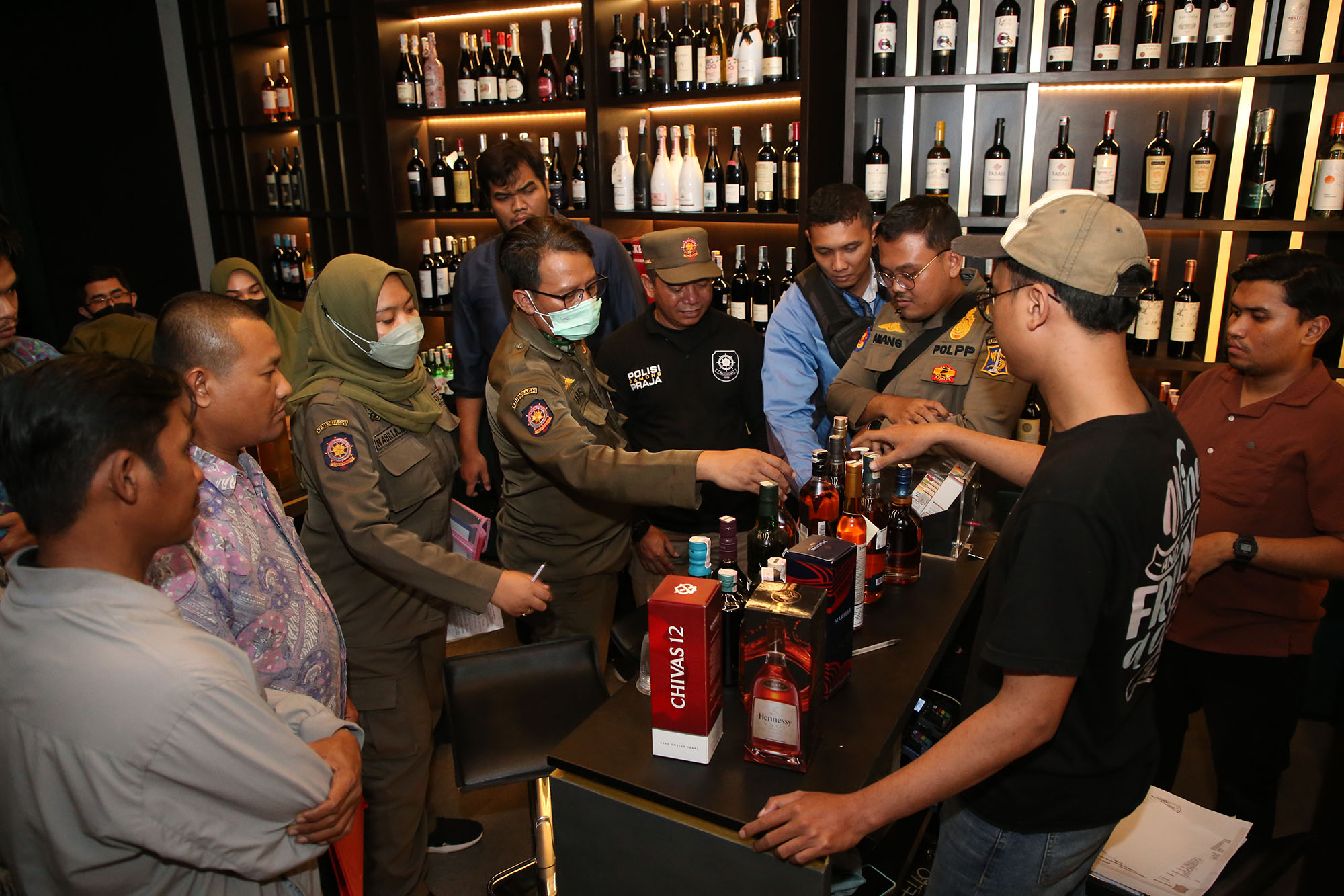 Satpol PP Surabaya Obok-obok 3 Toko Miras, Sita Puluhan Botol