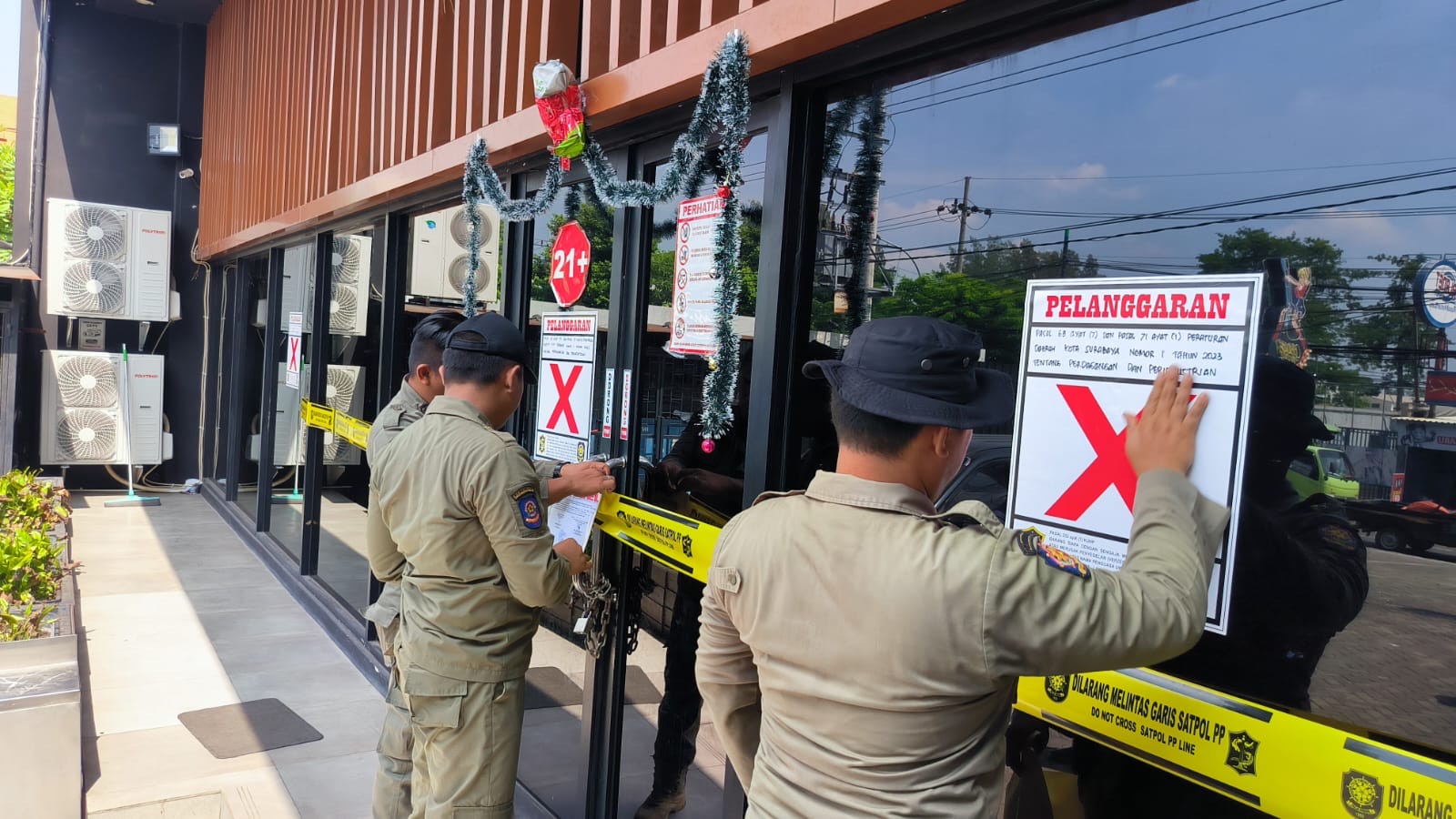 Wali Kota Surabaya Ancam Tutup Tempat Hiburan Penjual Mihol