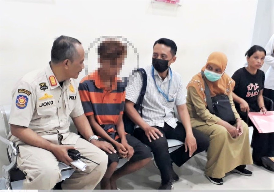 Remaja 16 Tahun Kecanduan ‘Ngelem’ Dibawa ke RSJ Menur Surabaya
