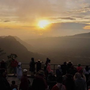 Wisatawan Ramai Saksikan Matahari Terbit Pertama di Tahun 2024 Wisatawan Ramai Saksikan Matahari Terbit Pertama di Tahun 2024