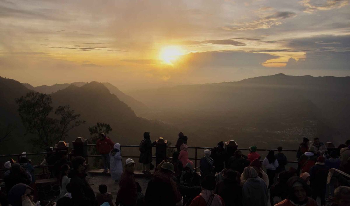 Wisatawan Ramai Saksikan Matahari Terbit Pertama di Tahun 2024