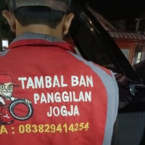 Pak Fajar, Penambal Ban Panggilan 24 Jam di Kawasan Yogya Pak Fajar, Penambal Ban Panggilan 24 Jam di Kawasan Yogya