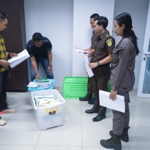 P21, Penyidik Serahkan 2 Tersangka Korupsi Rp 29 Miliar ke Kejati Sulteng P21, Penyidik Serahkan 2 Tersangka Korupsi Rp 29 Miliar ke Kejati Sulteng