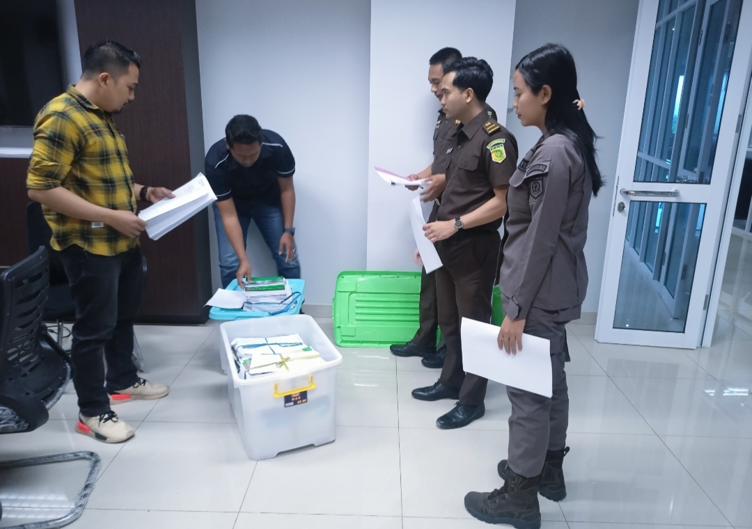 P21, Penyidik Serahkan 2 Tersangka Korupsi Rp 29 Miliar ke Kejati Sulteng