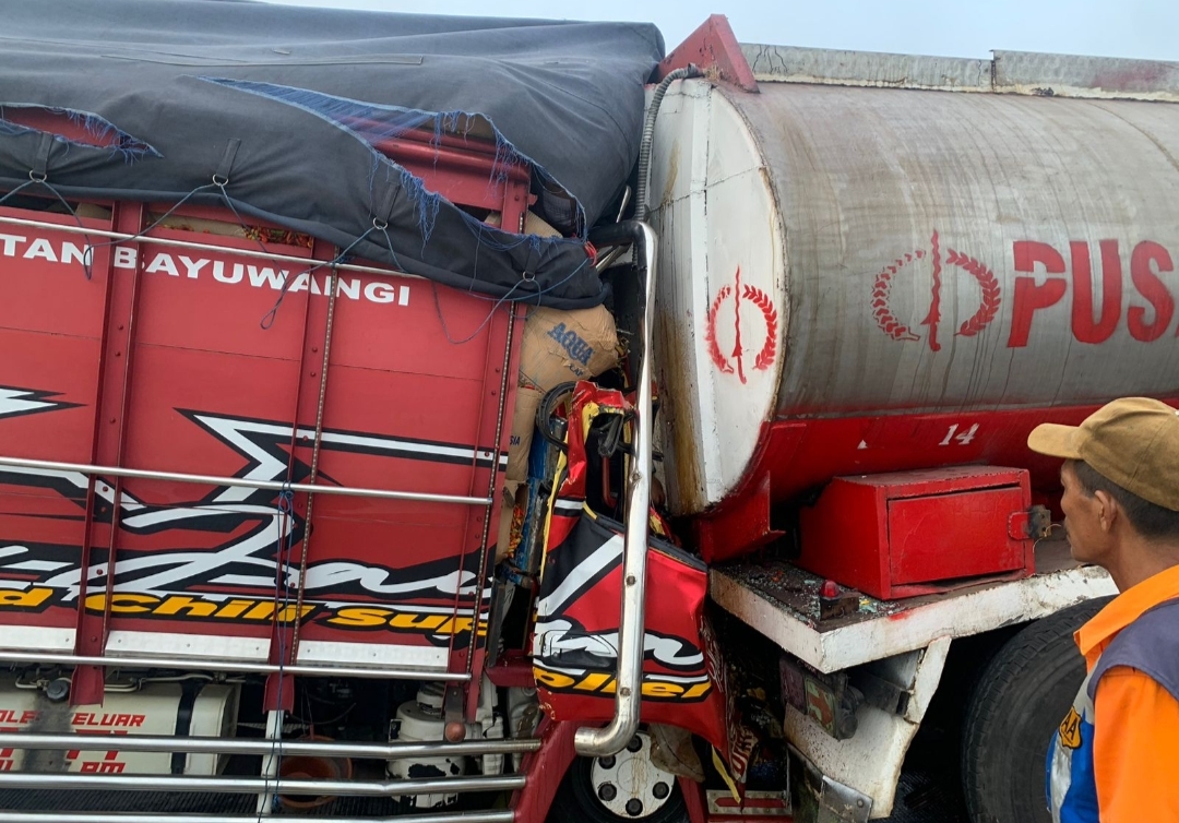 Dua Truk Bertabrakan di Tol Madiun, Seorang Sopir Tewas