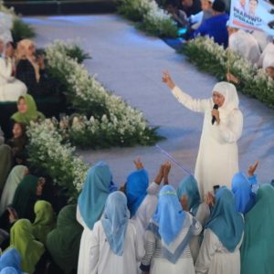 Khofifah Bersama Puluhan Ribu Massa dan Kyai Khos Baca Sholawat dan Doakan Prabowo-Gibran Sekali Putaran Khofifah Bersama Puluhan Ribu Massa dan Kyai Khos Baca Sholawat dan Doakan Prabowo-Gibran Sekali Putaran
