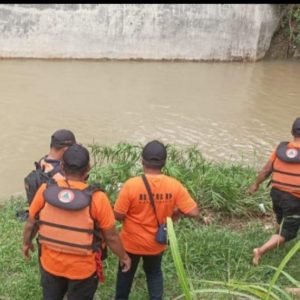 Lepas Pengawasan Orang Tua, Balita di Madiun Dalam Pencarian Tercebur Sungai Lepas Pengawasan Orang Tua, Balita di Madiun Dalam Pencarian Tercebur Sungai