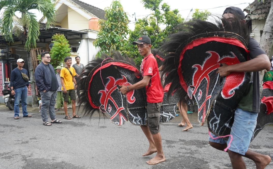 Keliling Desa, Mas Dhito Menyaksikan Warganya Berlatih Jaranan