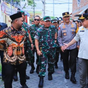 Hari Pertama Jabat Plh Gubernur Jatim, Adhy Karyono Tinjau Logistik Pemilu Hari Pertama Jabat Plh Gubernur Jatim, Adhy Karyono Tinjau Logistik Pemilu