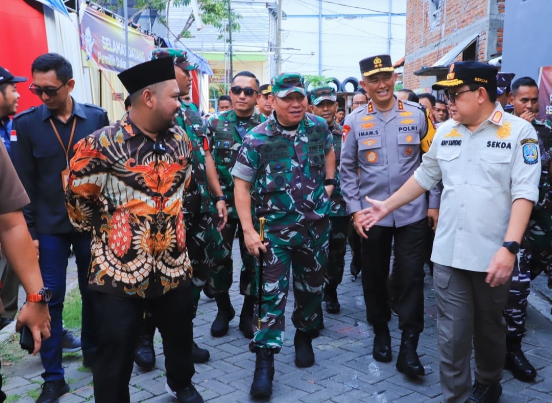 Hari Pertama Jabat Plh Gubernur Jatim, Adhy Karyono Tinjau Logistik Pemilu