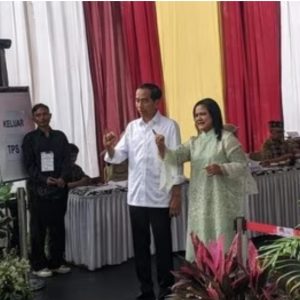 Presiden dan Ibu Iriana Jokowi Nyoblos di TPS  10 RW 02 Gedung LAN Gambir, Pemilu Harus Jurdil dan Luber