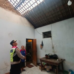 Sejumlah Rumah Warga Kota Kediri Rusak, Polisi Beri Bantuan