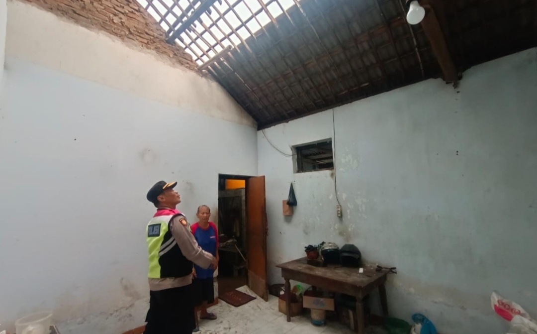 Sejumlah Rumah Warga Kota Kediri Rusak, Polisi Beri Bantuan