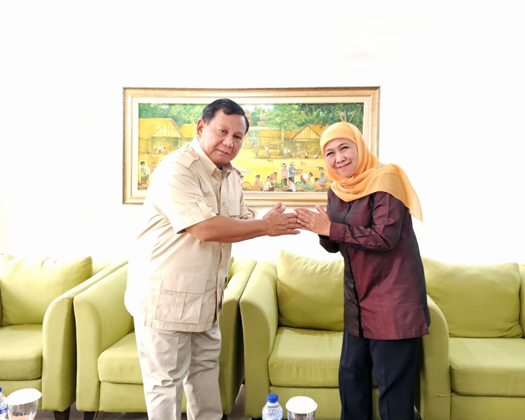 Bertemu di Bandara Halim, Khofifah ucapkan Selamat kepada Prabowo Subianto Menang Telak di Quick Count
