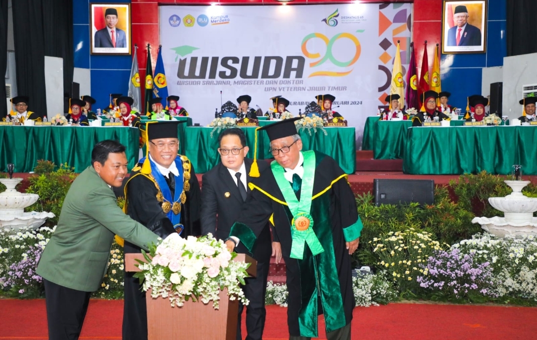 Didepan Wisudawan UPN Veteran Jatim, Pj. Gubernur: PT Berperan Cetak SDM Berkualitas