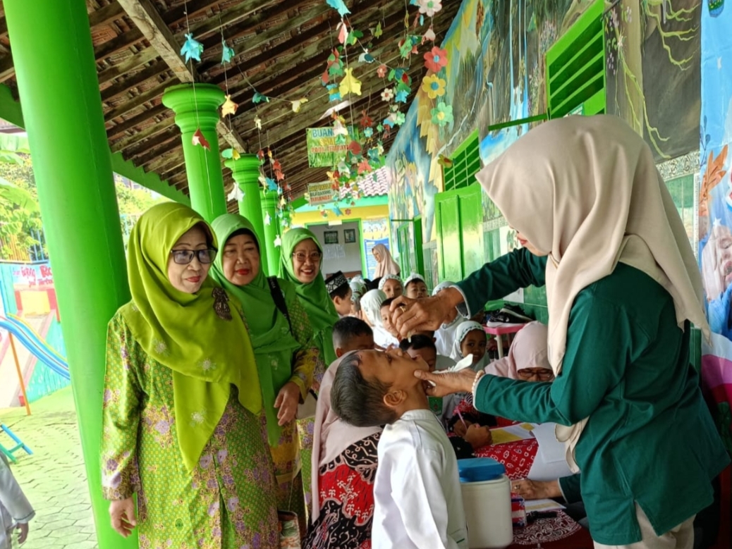 Khofifah Ingatkan Ortu Segera Lengkapi Imunisasi Anaknya Ke Yankes Terdekat