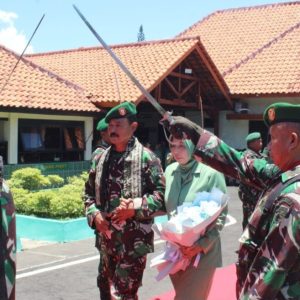 Dandim 0825 Pimpin Upacara Sertijab Danramil dan Tradisi Pedang Pora Pelepasan Purna Tugas