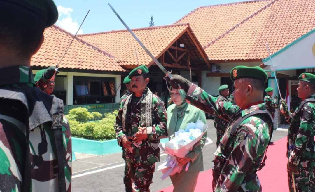 Dandim 0825 Pimpin Upacara Sertijab Danramil dan Tradisi Pedang Pora Pelepasan Purna Tugas