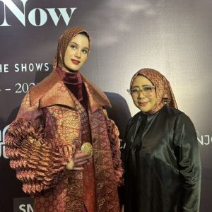 Jeny Tjahyawati Padukan Songket Melayu dengan Gaya Aceh di Ratoh Jaroe Jeny Tjahyawati Padukan Songket Melayu dengan Gaya Aceh di Ratoh Jaroe