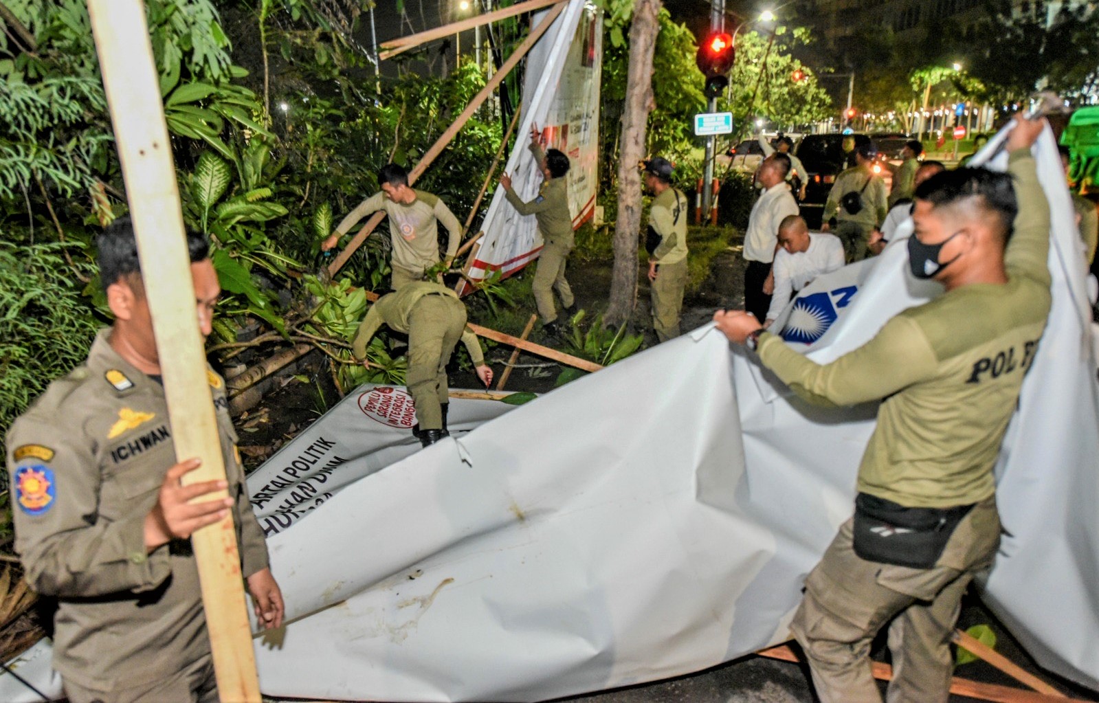 Masa Tenang, Satpol PP Surabaya Angkut Ribuan APK Gunakan 35 Truk