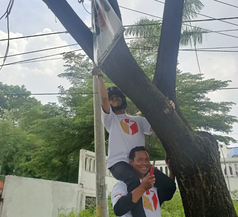 Masa Tenang, Bawaslu Kab.Pasuruan Berjibaku Bersihkan APK